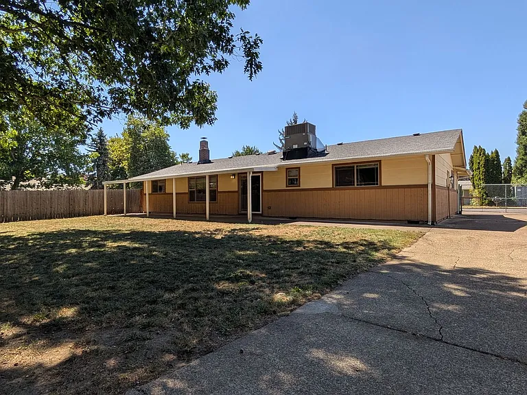 2145 Laurelhurst Dr — Photo 20