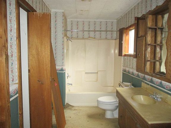 5th image of 279 Martha St