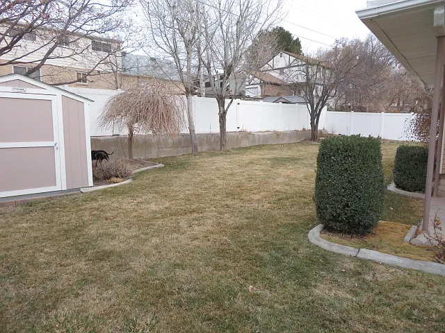 499 Capri Cir — Photo 15