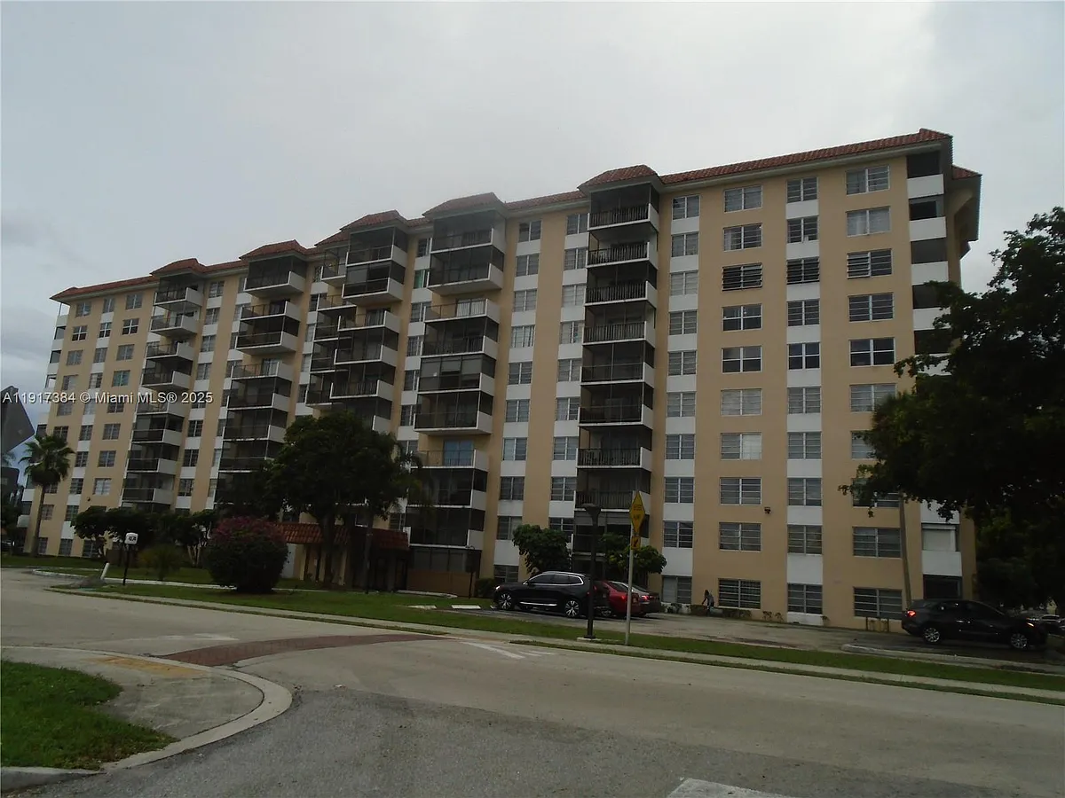 Building Photo - 4174 Inverrary Dr #303