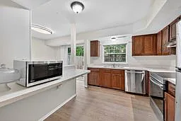3 bedroom townhouse — Photo 3
