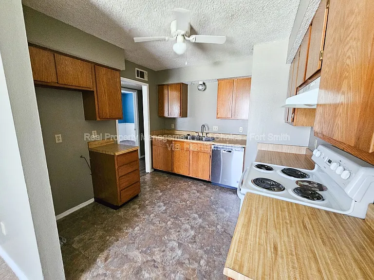 6719 Independence St — Photo 4