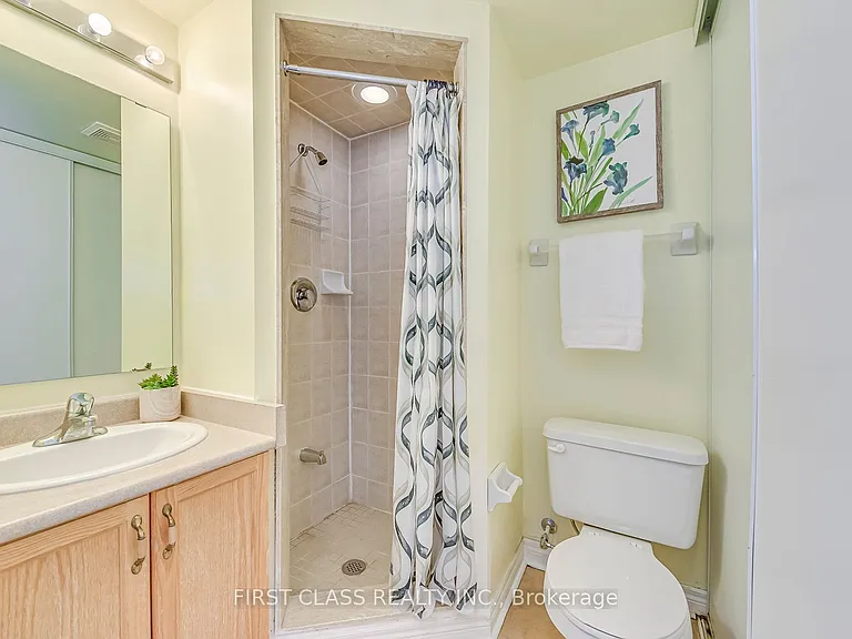 1128 Dundas St W #25 — Photo 38