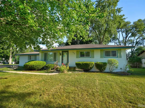 735 Amberwood St, Auburn Hills, MI 48326