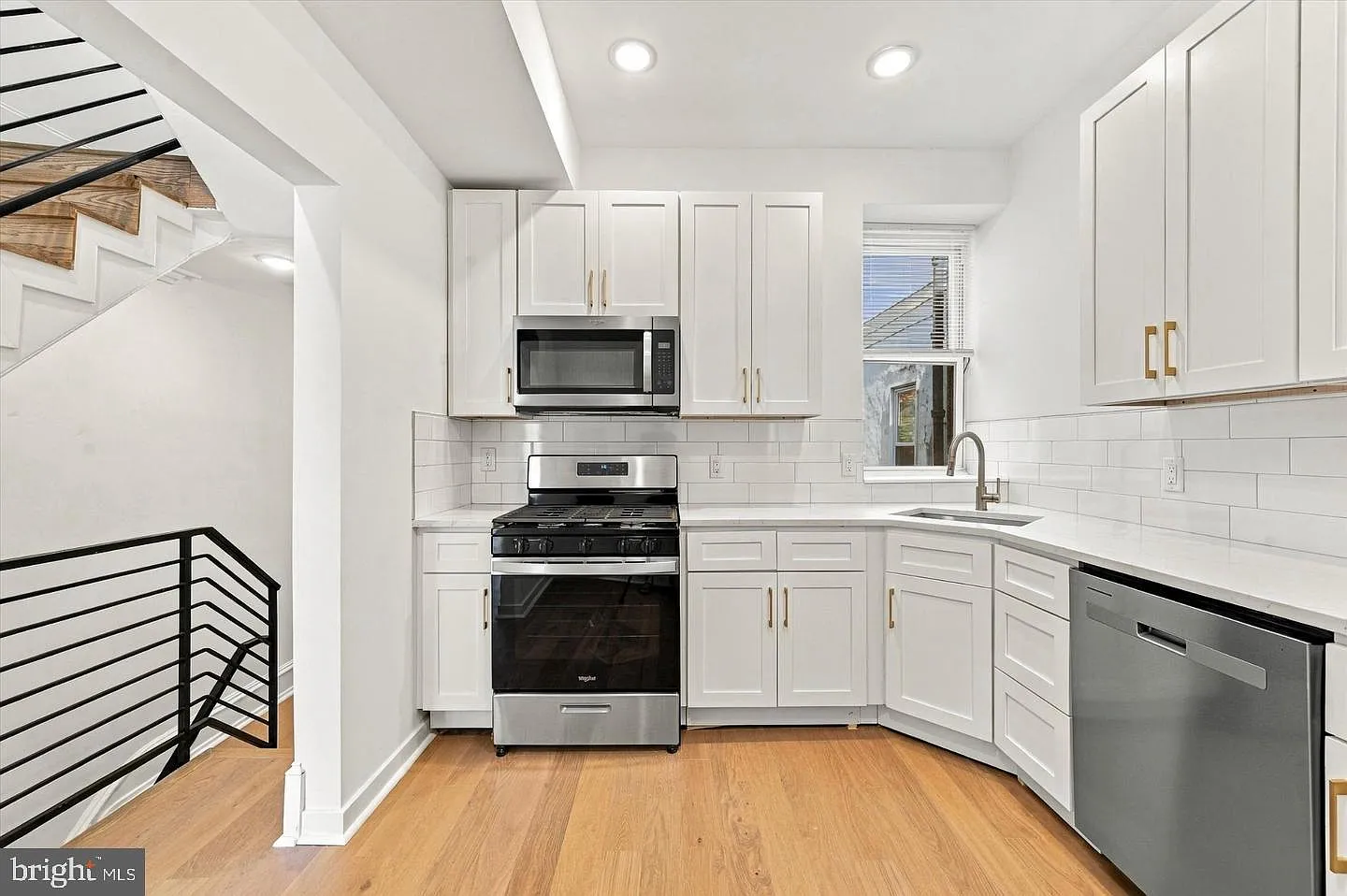 3 bed, 1.0 bath, 1872 sqft, $2,600 — Photo 4