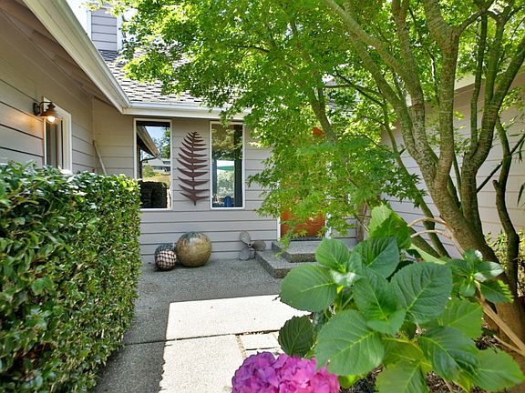 2nd image of 1984 Hillvista Pl