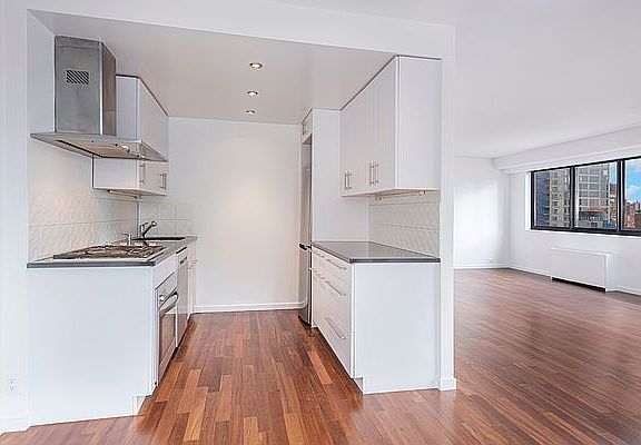 5th image of 200 E 61st St APT 14G