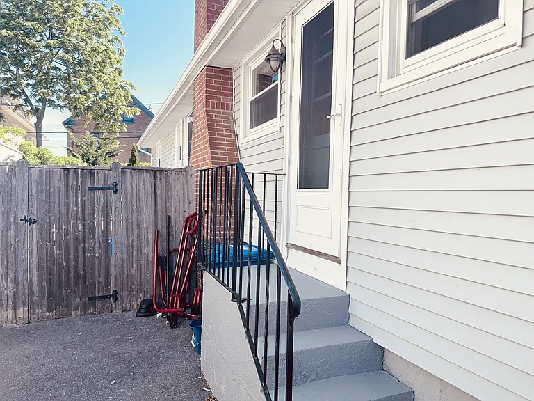 25 1/2 Thurston Ave #B — Photo 28