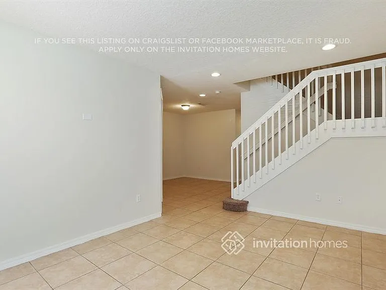 666 NE 35th Ave — Photo 3