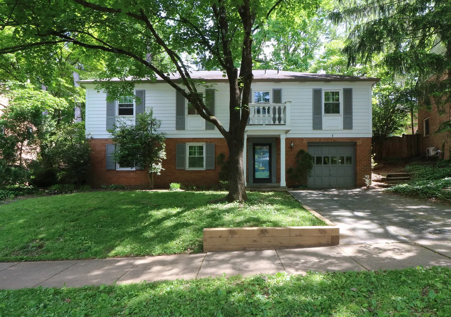 4Bed/2.5Bath Raised Rambler in Bannockburn near Glen Echo Park! — Photo 1