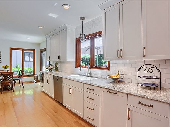 5th image of 113 Buckingham Trl