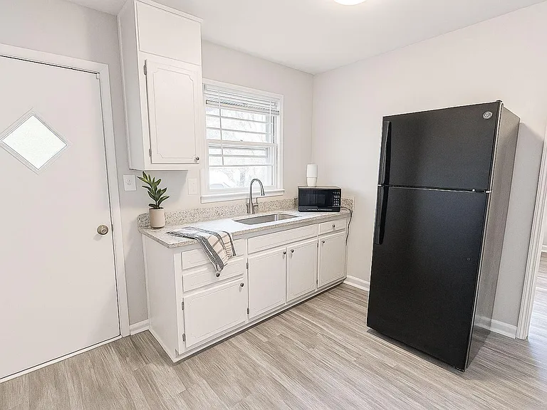 Pineside Dr — Photo 3