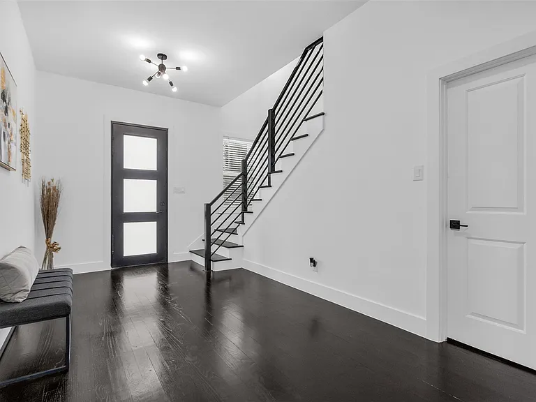 407 Dubois Ave — Photo 3