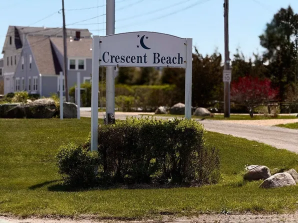 17 Island St, Mattapoisett, MA 02739