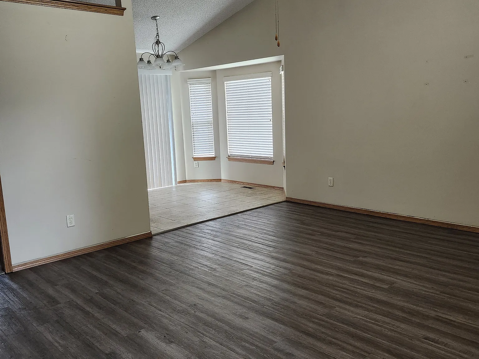 3BR 3Bath Duplex NE — Photo 2