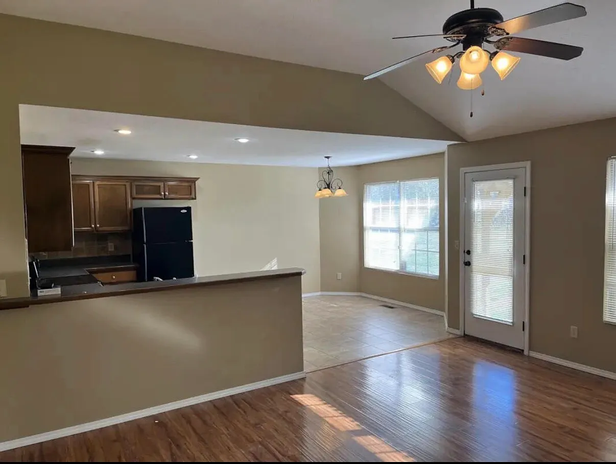 4 bed, 1595 sqft, $1,950 — Photo 2