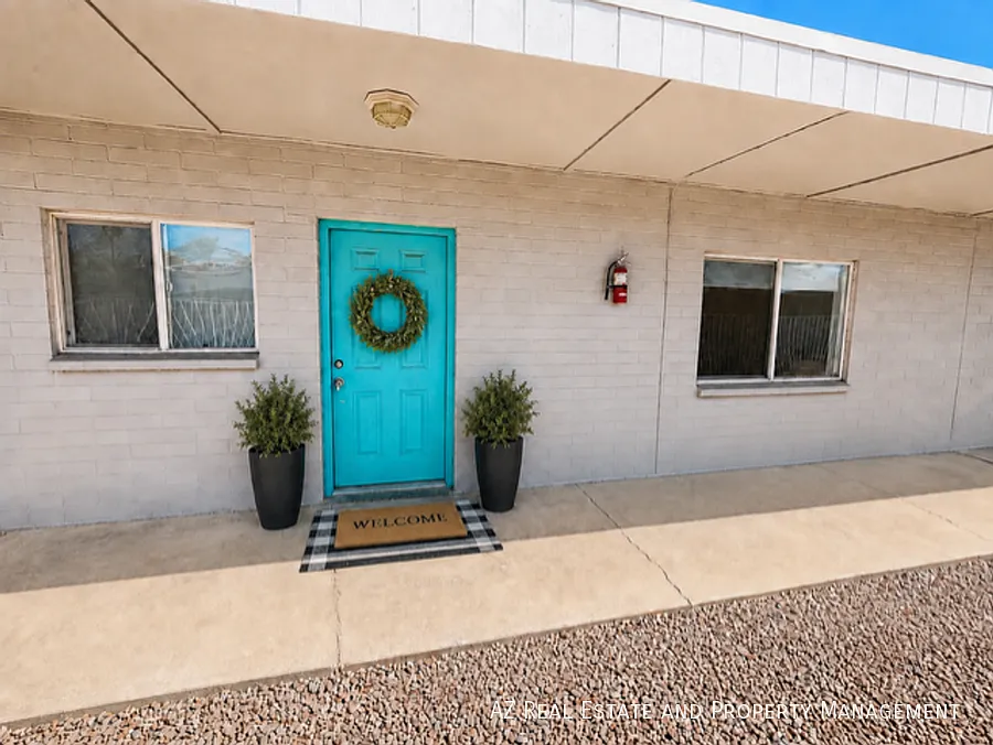 Beautiful 2-Bedroom Apartment in a Desirable Phoenix Neighborhood — Photo 4
