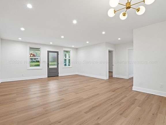 3rd image of 600 E Ridgewood Rd