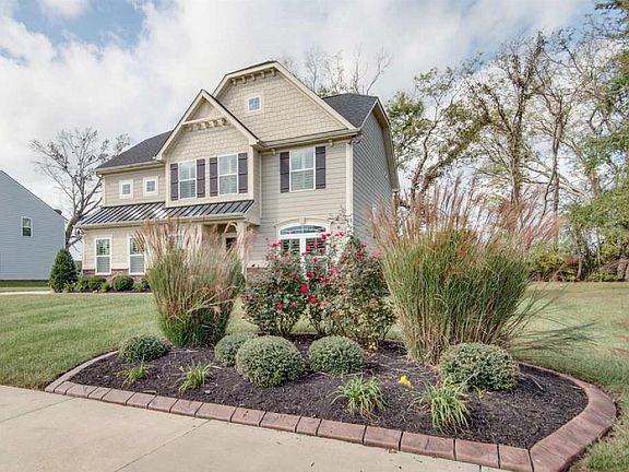 3rd image of 2404 Parkwood Dr