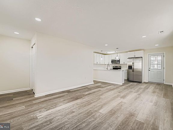 4th image of 705 Cotter Rd