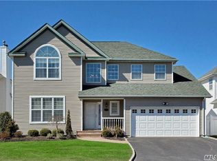 173 Cranberry Ct, Melville, NY 11747