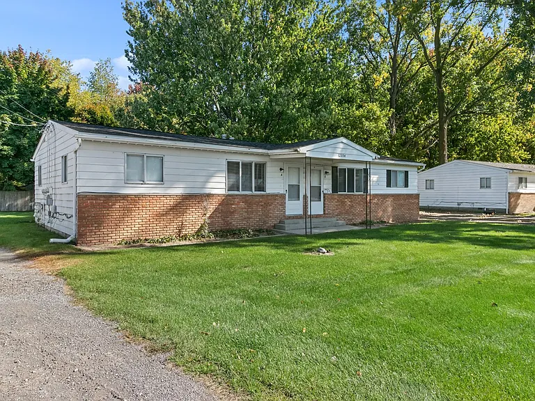 12320 & 12358 N Saginaw Rd — Photo 16