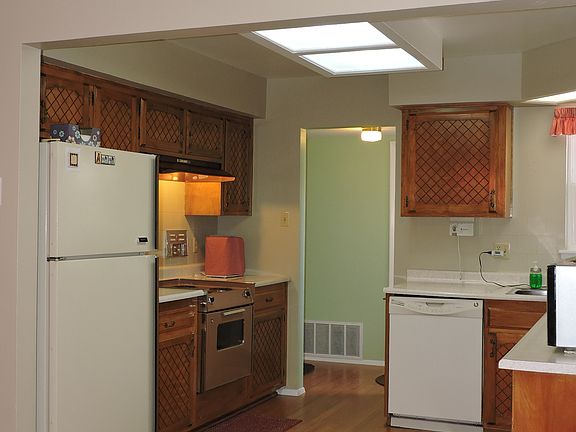 3rd image of 11613 Versailles Ave NE