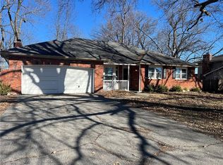 1005 SW Skyline Dr, Blue Springs, MO 64015
