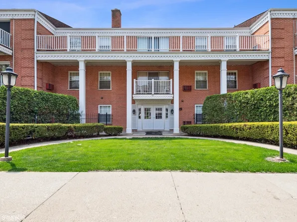 90 S 6th Ave #102, La Grange, IL 60525