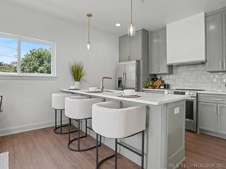 1379 E 13th St — Photo 11