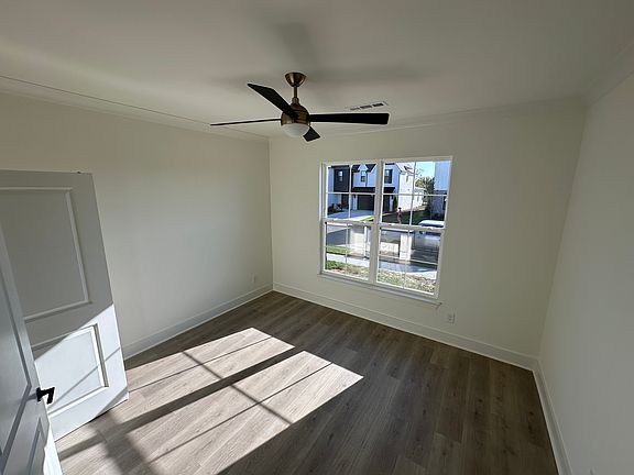 2nd image of 3314 Sassafras Ln