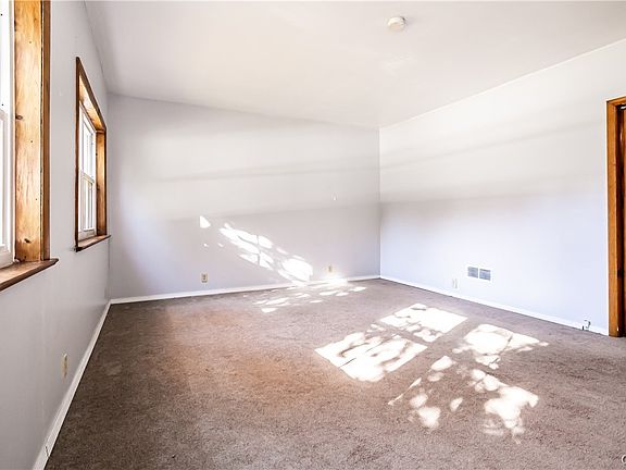 5th image of 163 W Seneca St