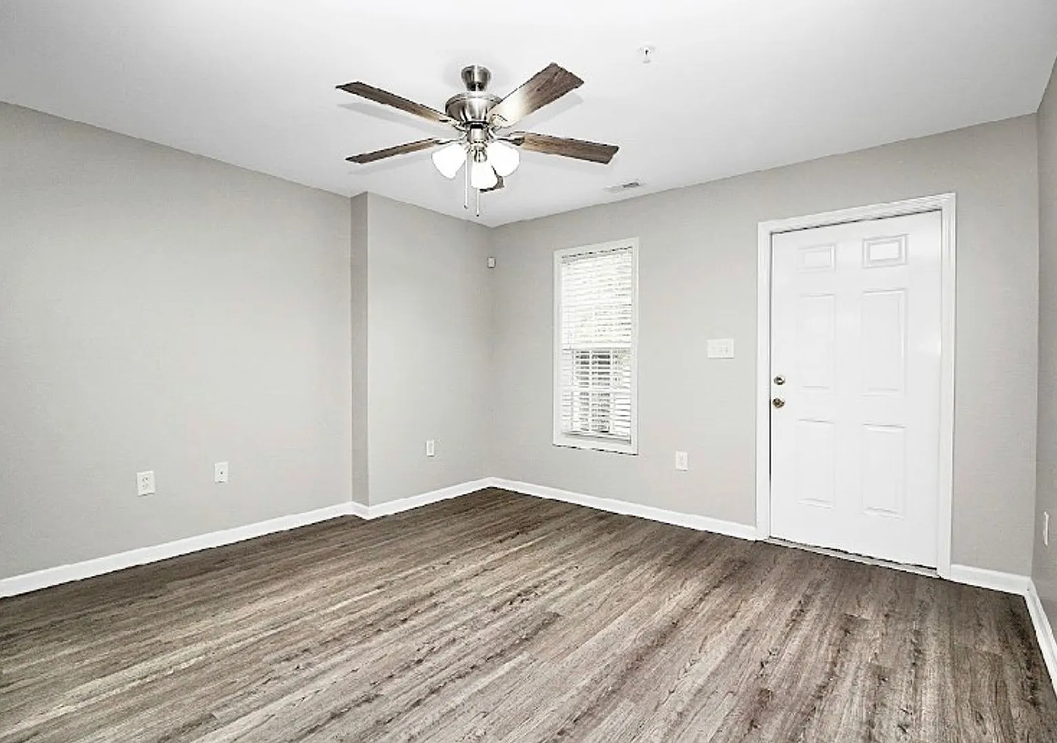 Charming 1 Bedroom/1 Bathroom Condo - Newly Renovated - Open Floor Plan - Optional Amenities Avai... — Photo 2
