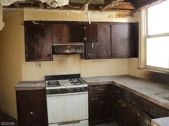3rd image of 76 N Munn Ave