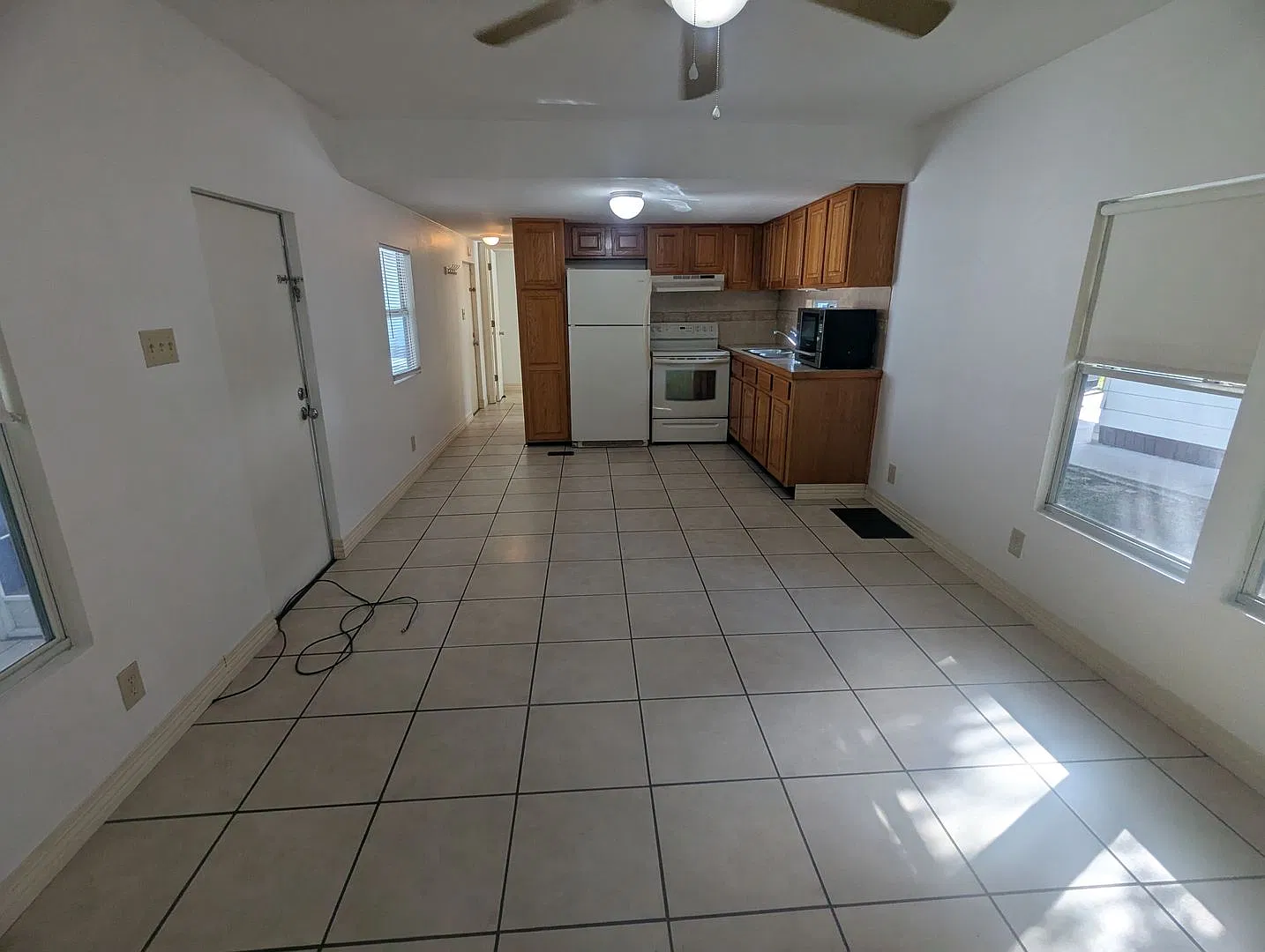 Charming 1 Bedroom, 1 Bathroom Manufactured Home with Beautiful Water Views For Rent! — Photo 4