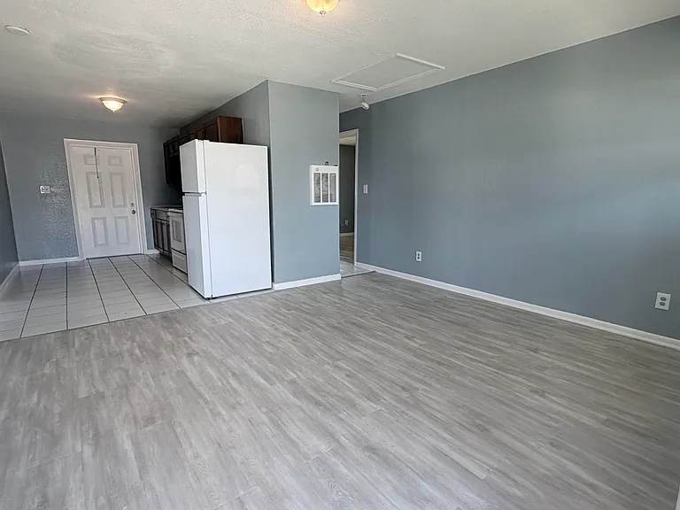 1225 Avenue K — Photo 2