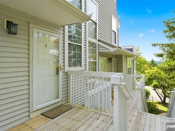 4 Squire Ct, Englewood, NJ 07631