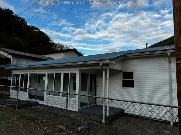 62 Charleston St, Logan, WV 25601