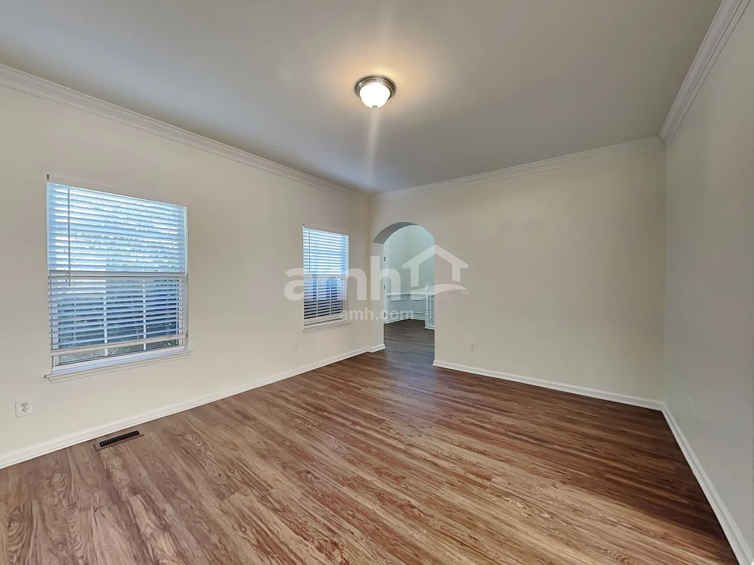4 bed, 2.5 bath, 2372 sqft, $2,440 — Photo 4