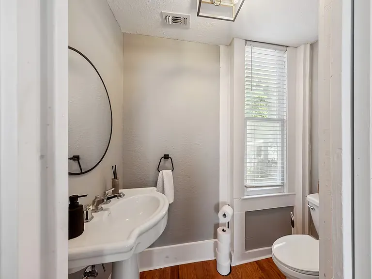 825 W Agarita Ave — Photo 10