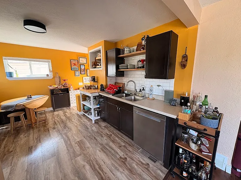 670 E Hollywood Ave — Photo 3