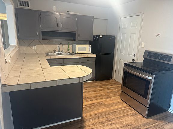3rd image of 915 Bullock Ct