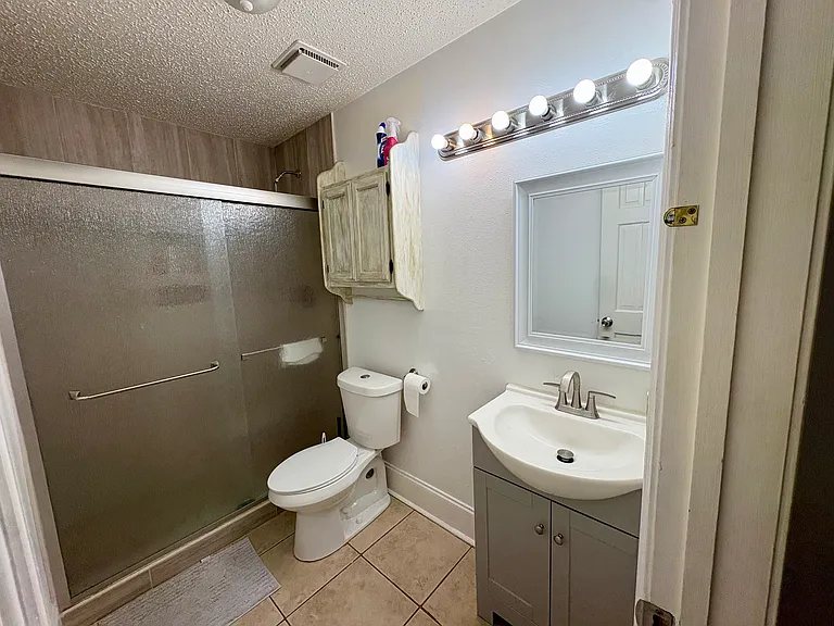 300 Live Oak Ct — Photo 13