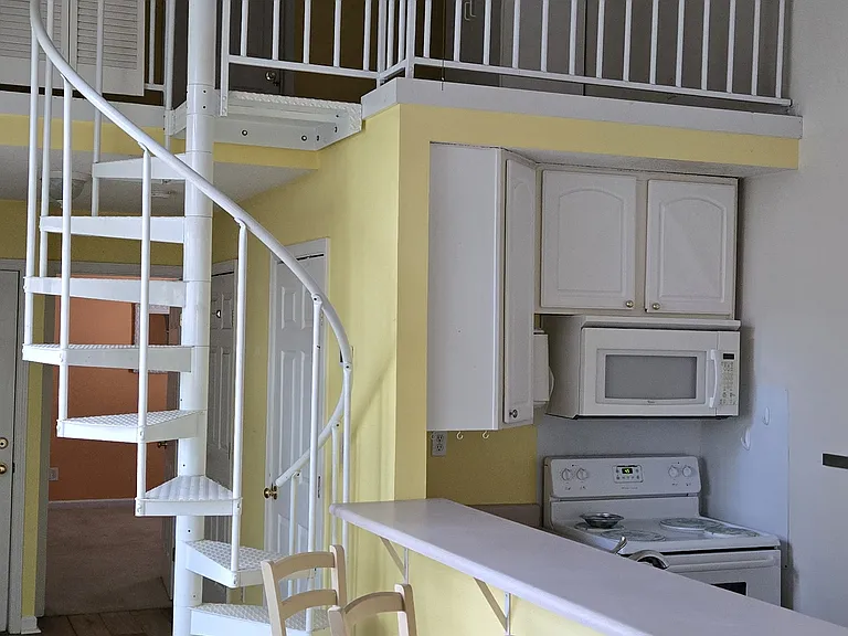 1006 Laurel Ave — Photo 3