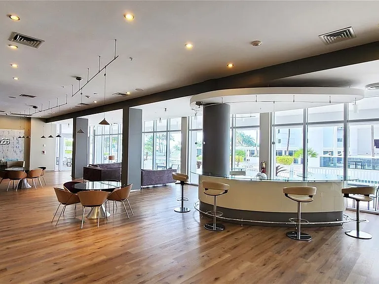 10275 Collins Ave #323 — Photo 31