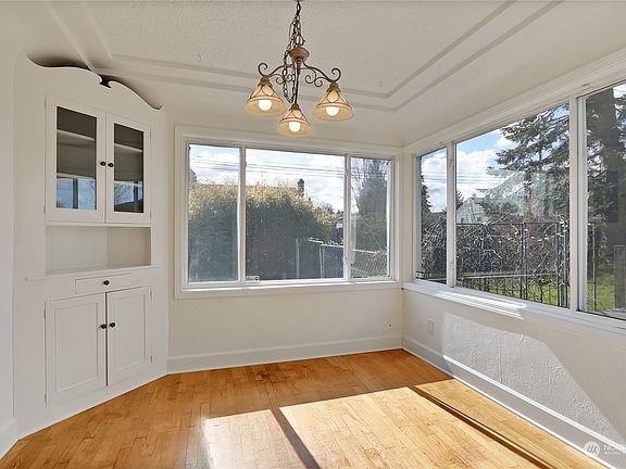 Light and bright eating area with backyard view!>