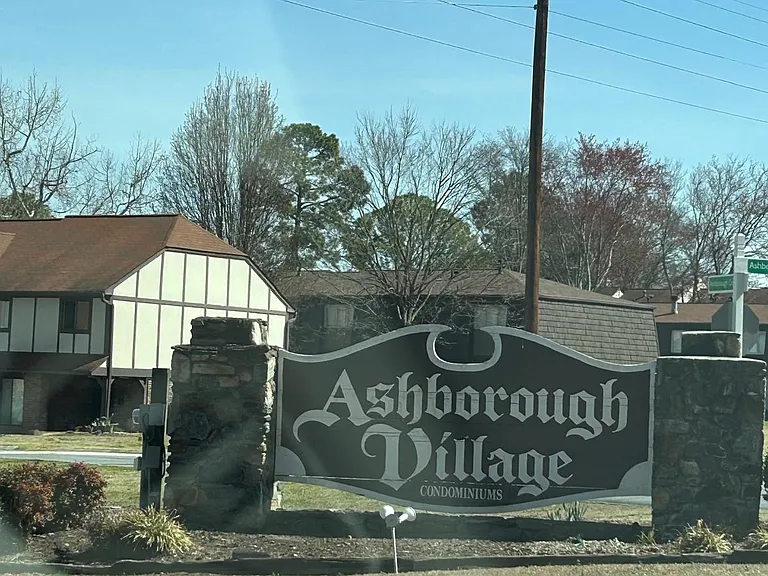 1810 Ashborough Rd SE #J — Photo 8