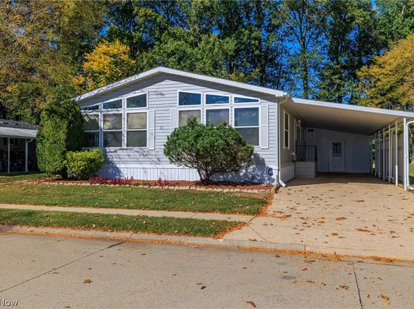 77 Periwinkle Dr, Olmsted Twp, OH 44138