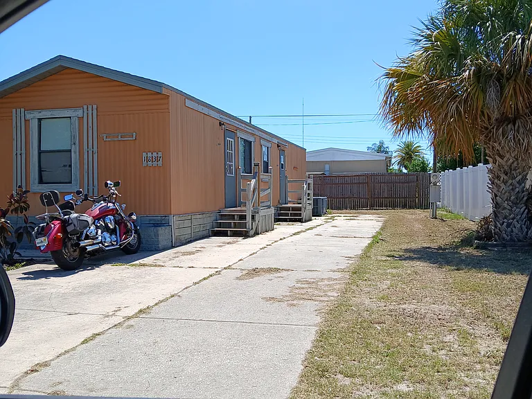 1837 Holiday Dr — Photo 2