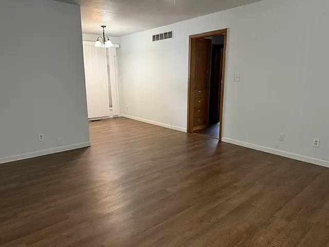 2448 S Victoria Ave — Photo 8